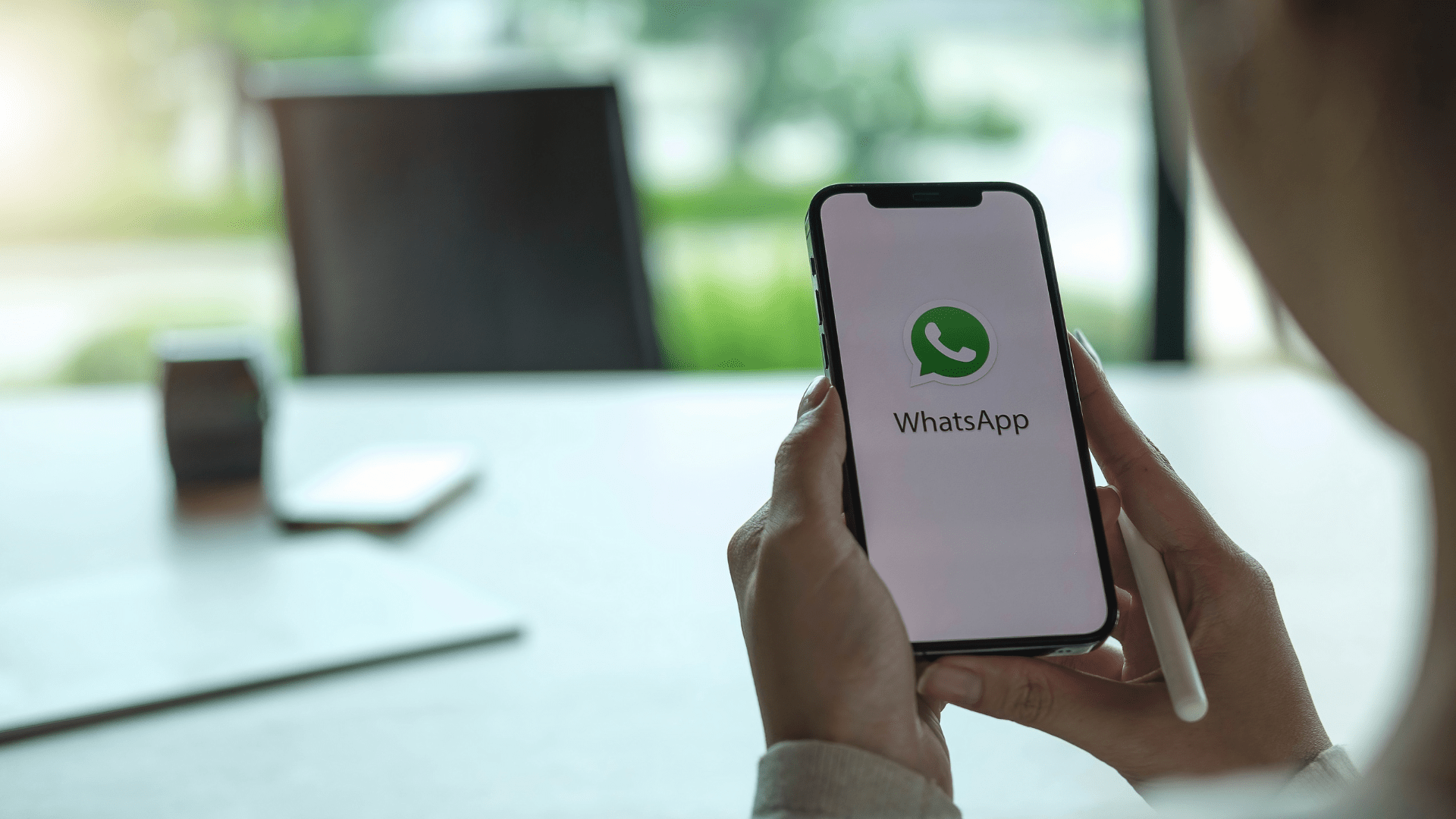 Una persona usa WhatsApp sul luogo di lavoro